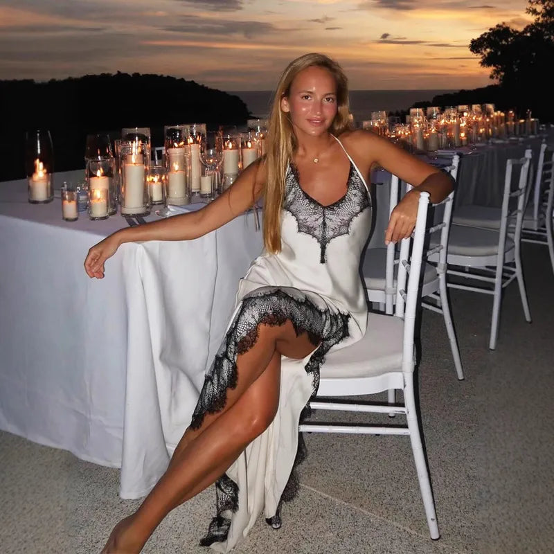 Ahlam halterneck-maxikjole i blonde