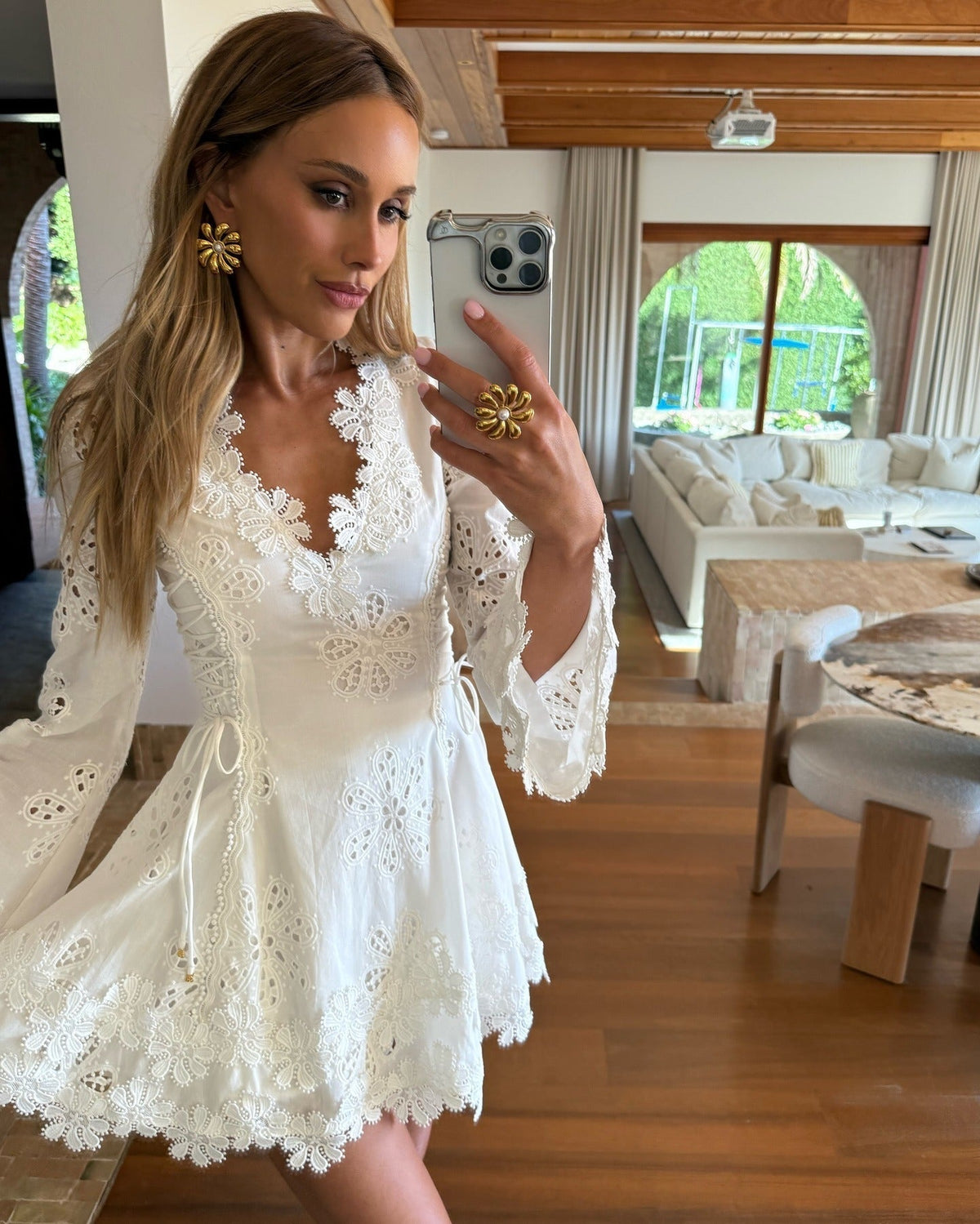 Ainoa blondeminikjole med justerbare sider