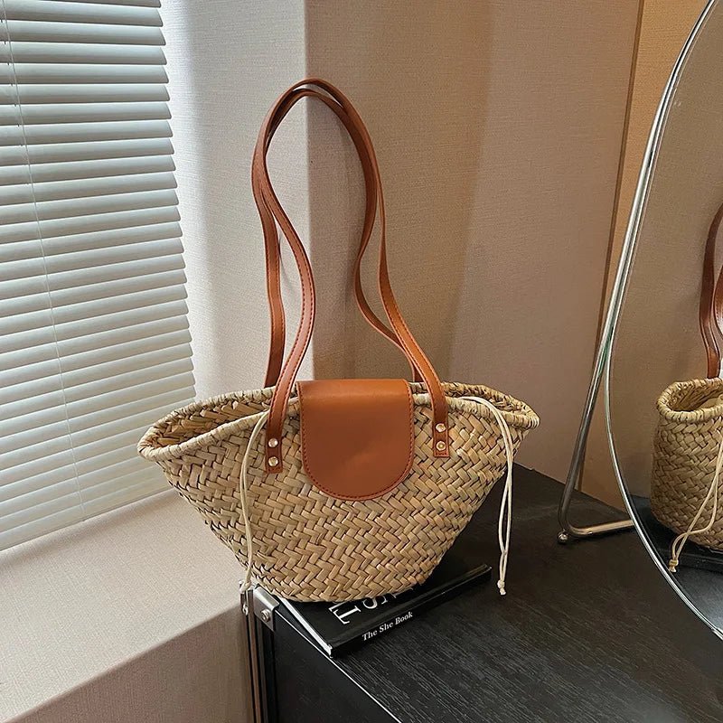 Aisea skuldertaske i flettet rattan