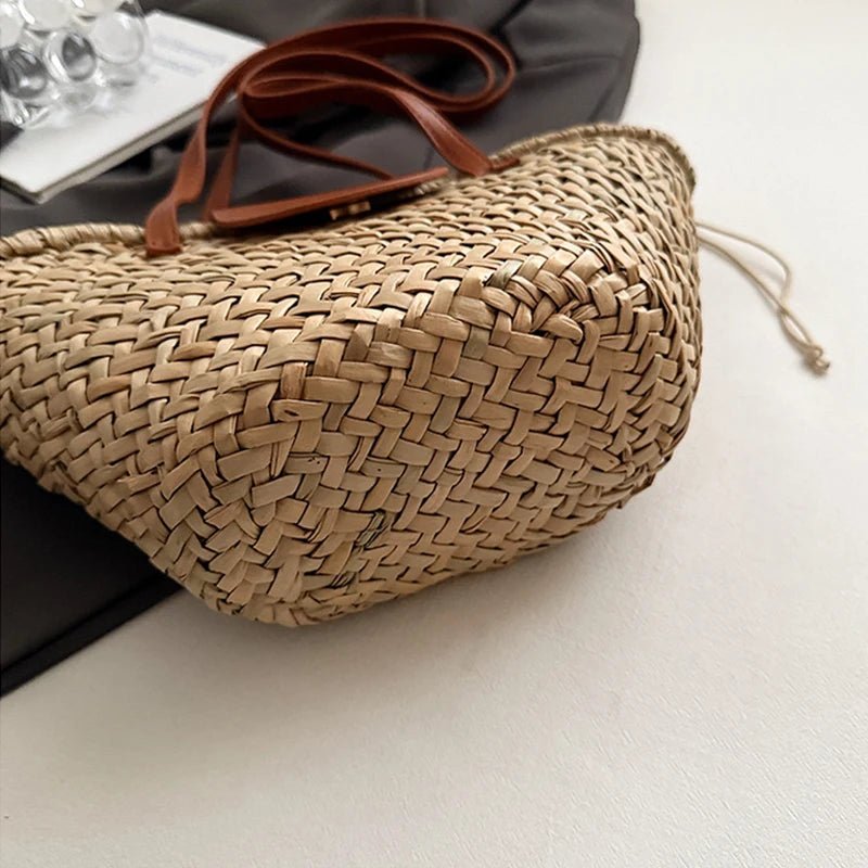 Aisea skuldertaske i flettet rattan