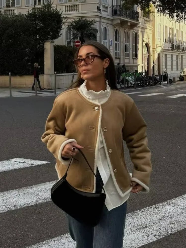 Aralyn-frakke i kunstpels og ruskind