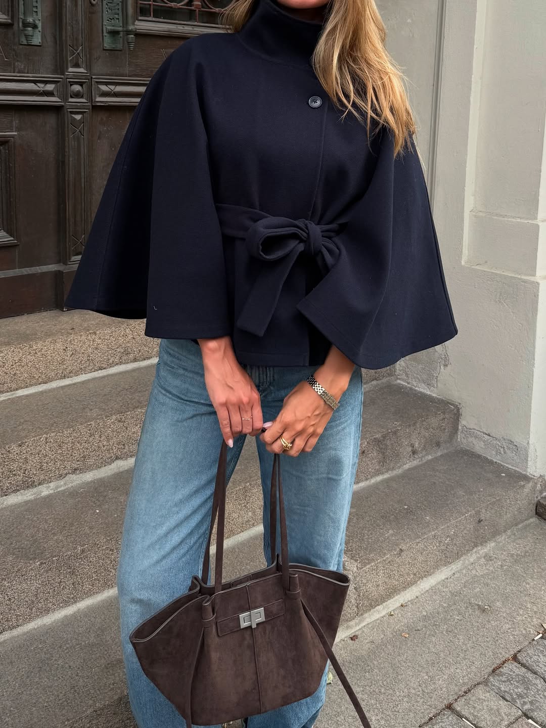Arianne elegant capejakke med høj hals og bælte