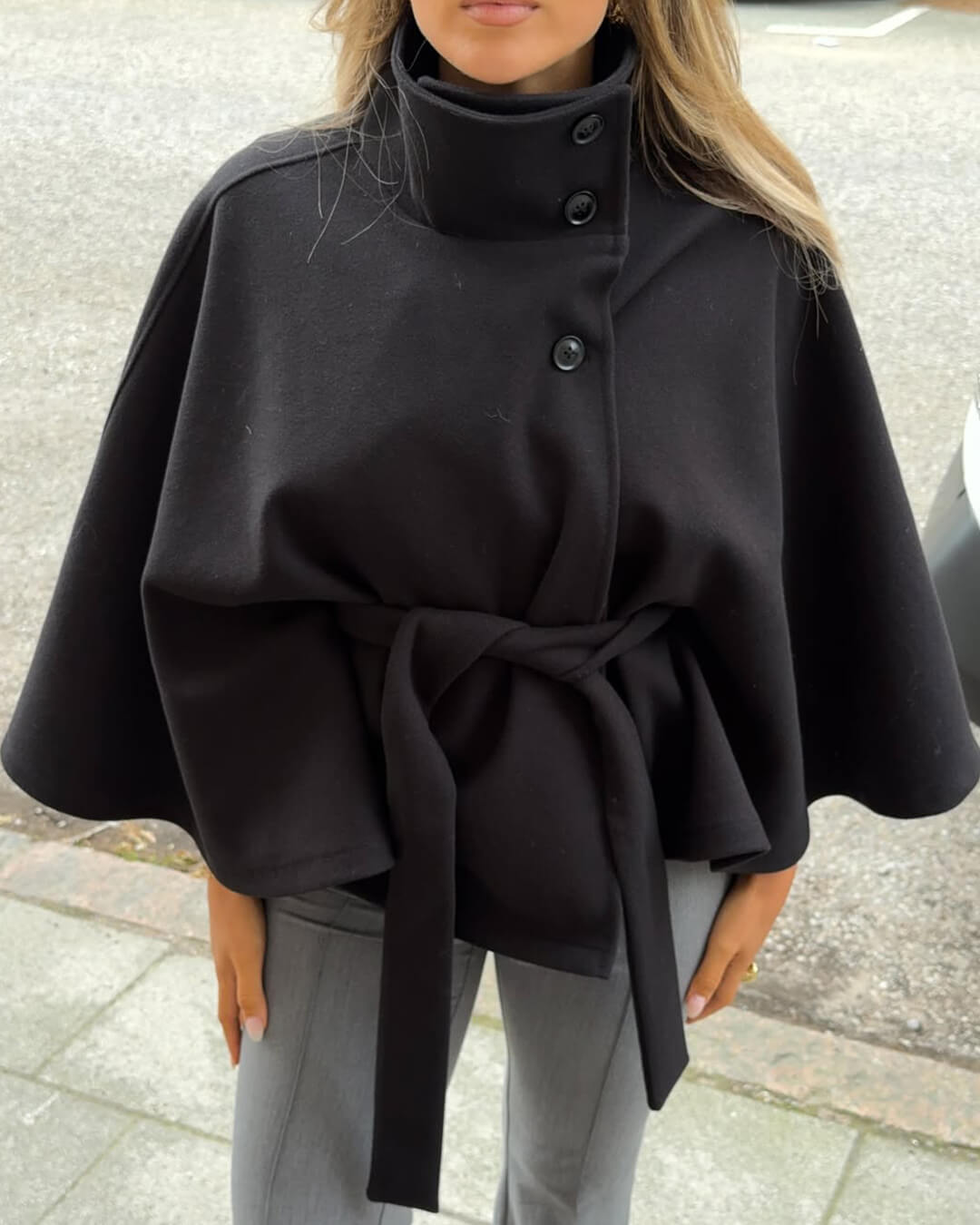 Arianne elegant capejakke med høj hals og bælte