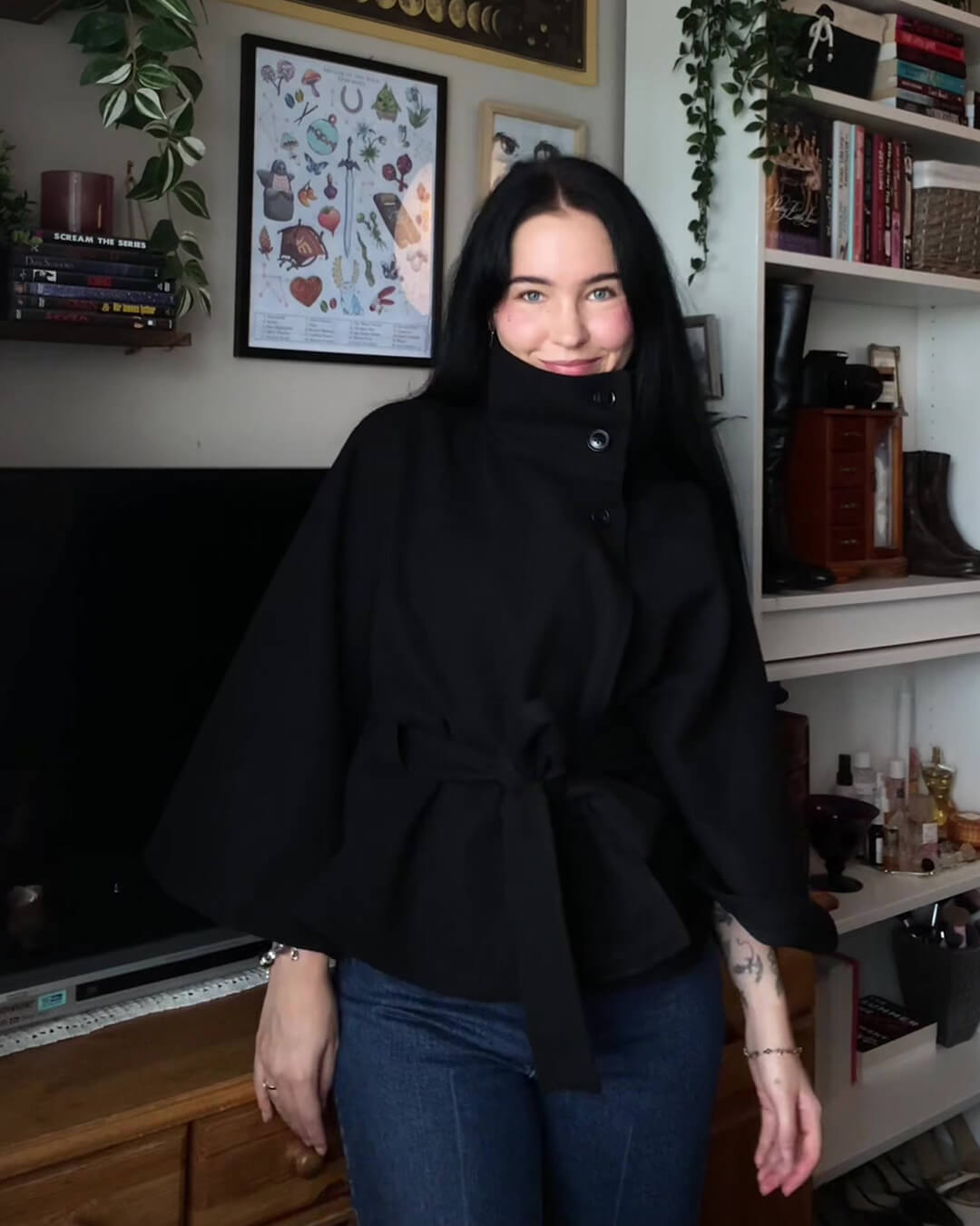 Arianne elegant capejakke med høj hals og bælte