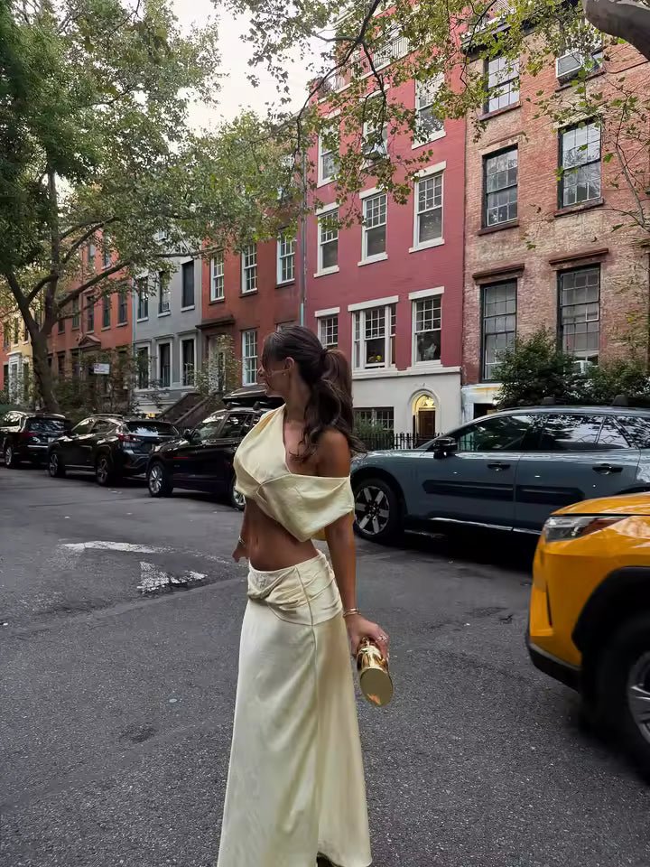 Arlette sæt med plisseret satin-croptop og nederdel