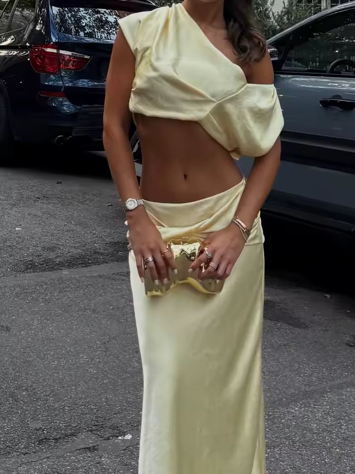 Arlette sæt med plisseret satin-croptop og nederdel