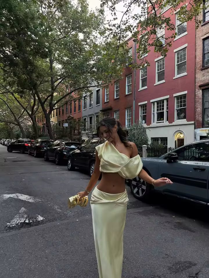 Arlette sæt med plisseret satin-croptop og nederdel