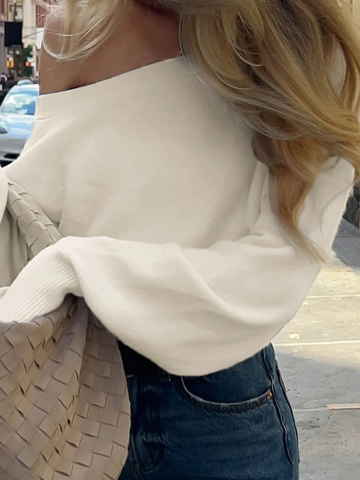 Aubrey figursyet off-shoulder-striksweater