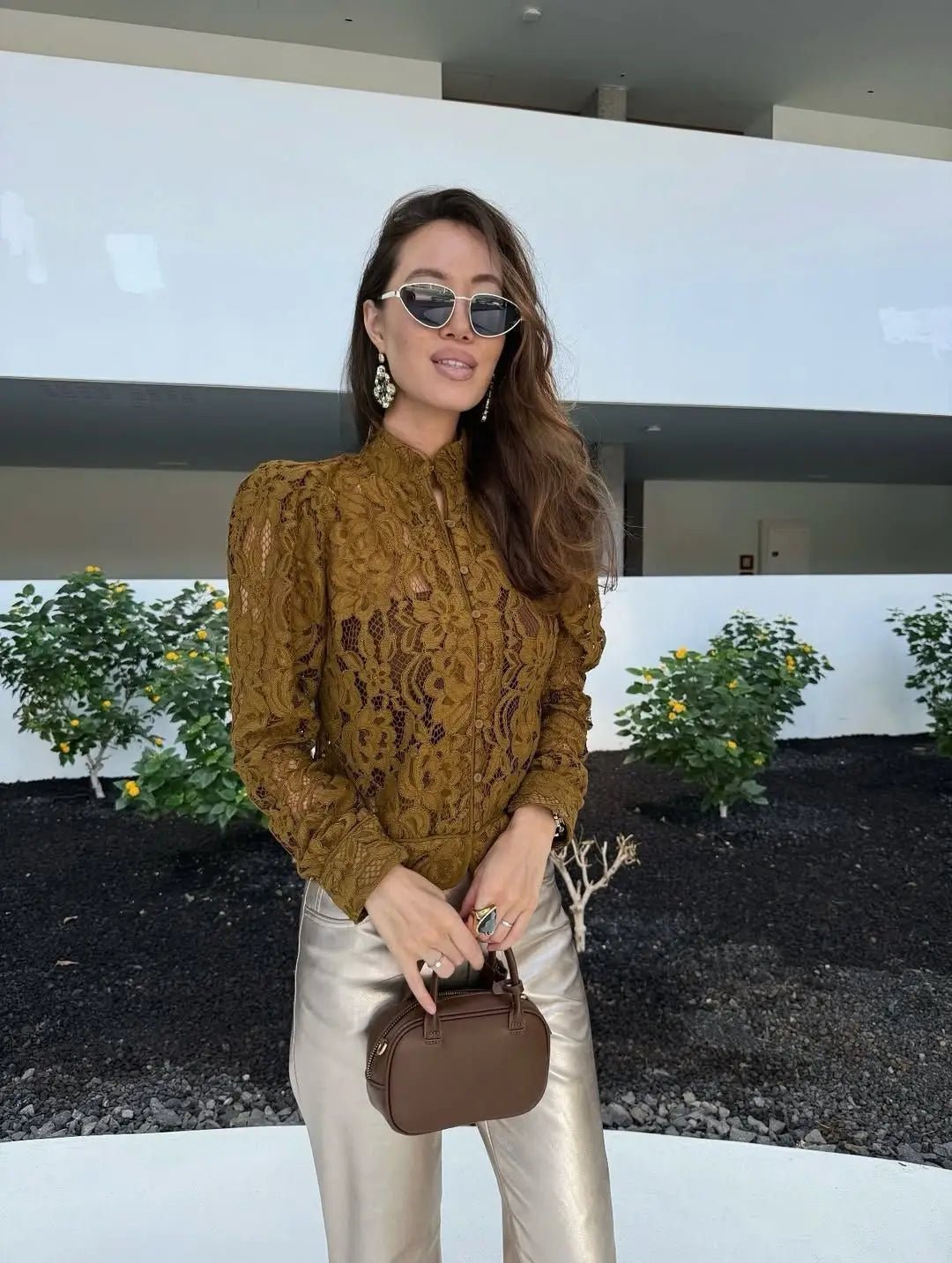 Azzurra-bluse i blonde med gennemsigtigt look