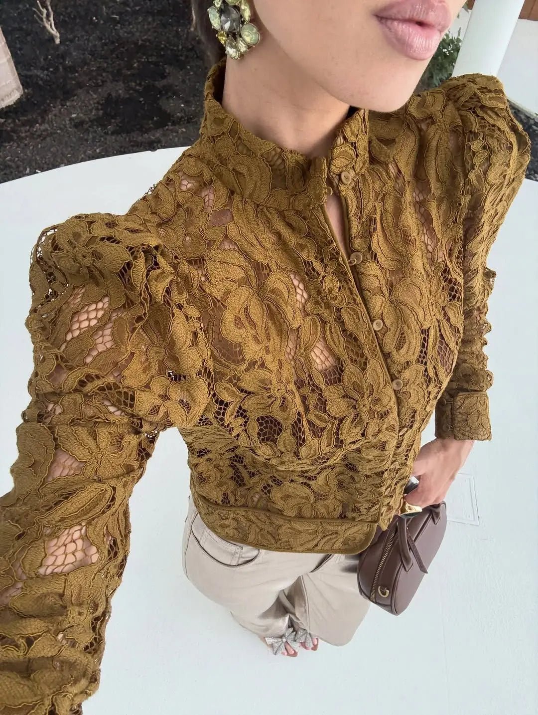 Azzurra-bluse i blonde med gennemsigtigt look