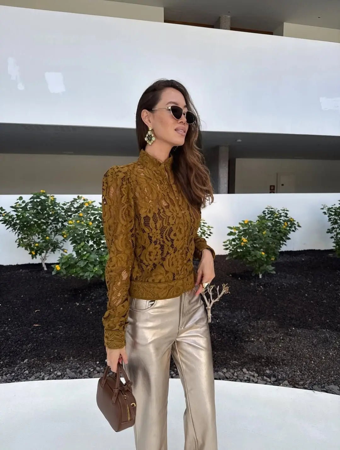 Azzurra-bluse i blonde med gennemsigtigt look