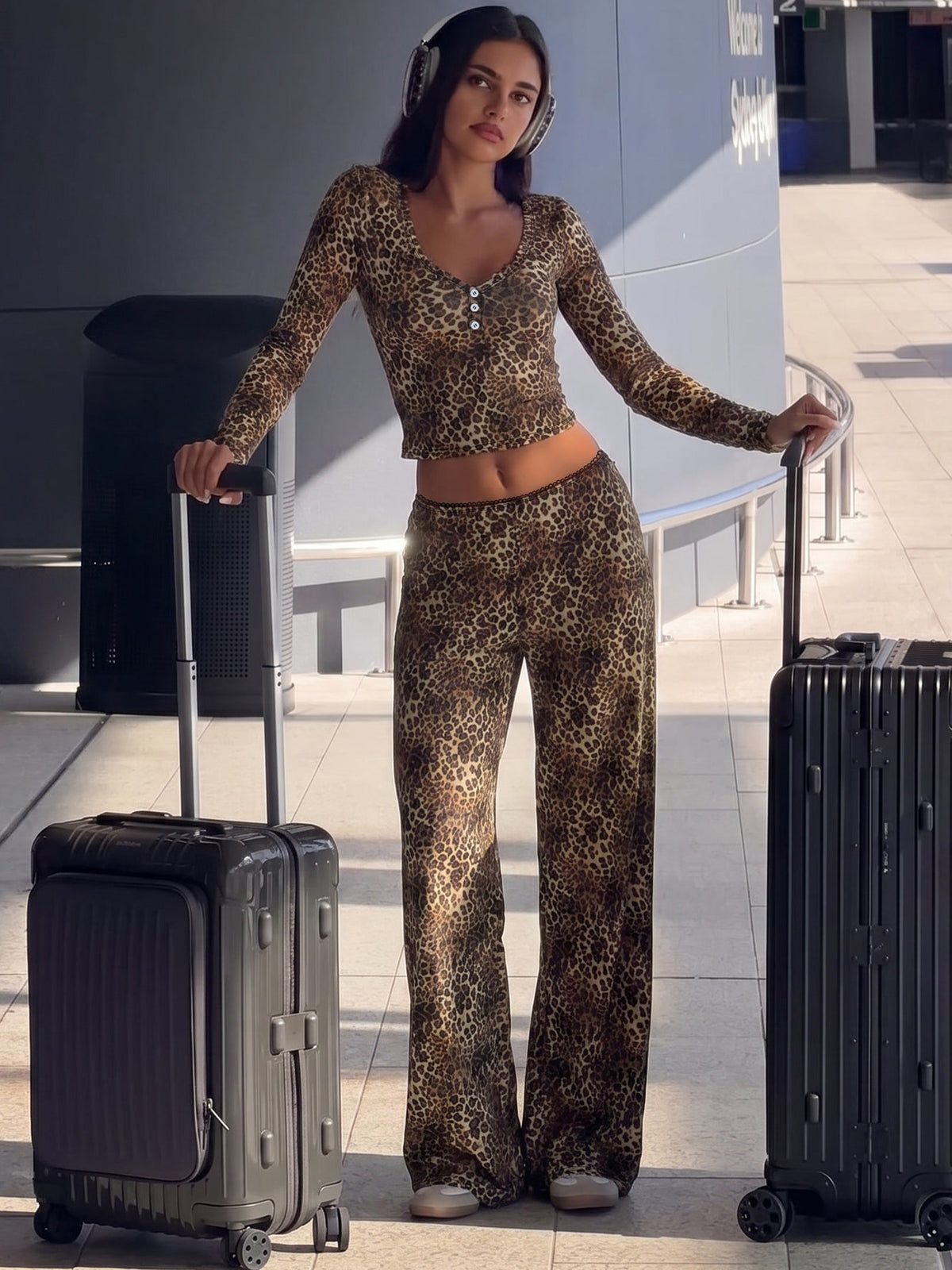 Jade-sæt med top og bukser i leopardprint