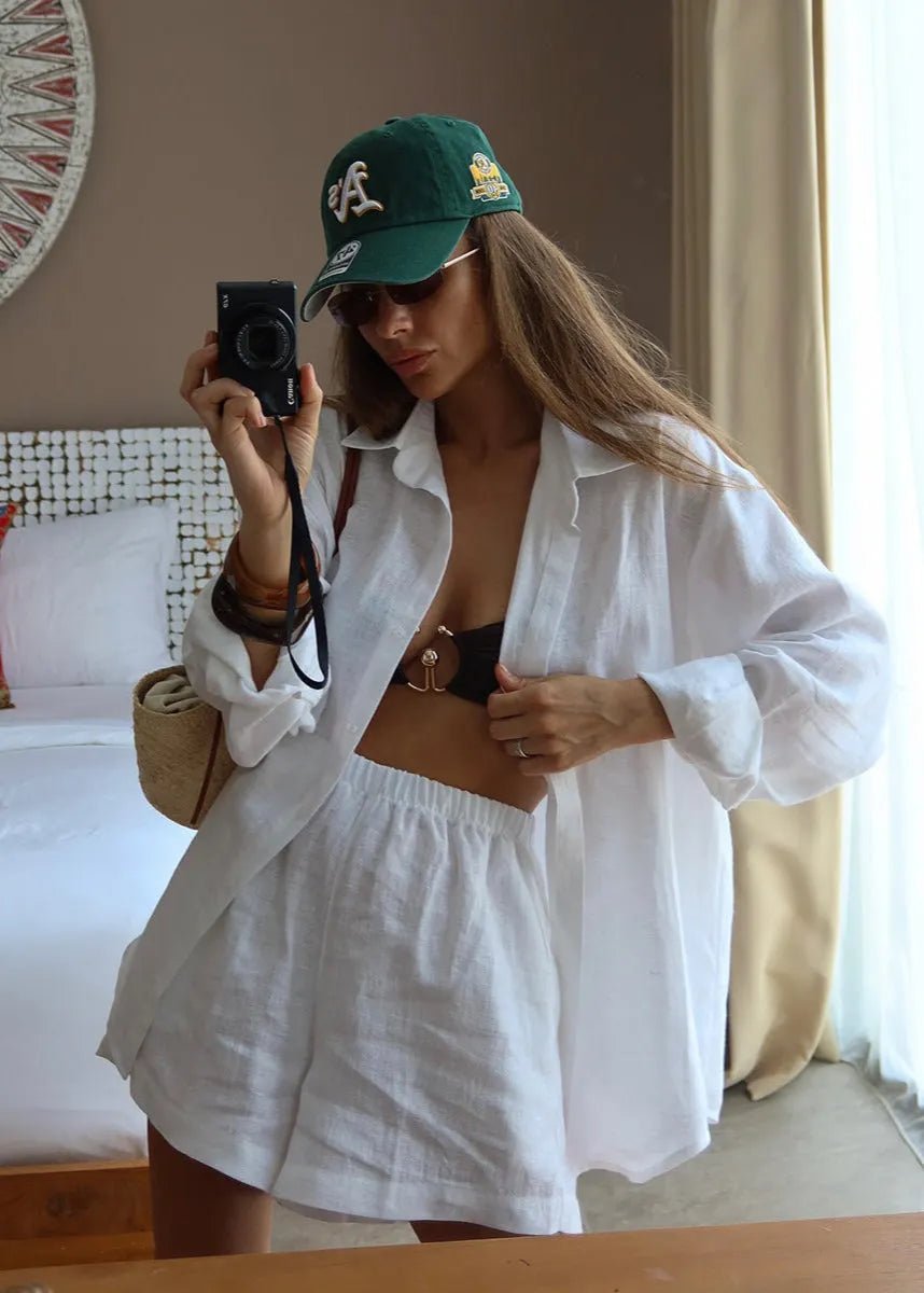 Camille-sæt med hvid bomuldsskjorte og shorts