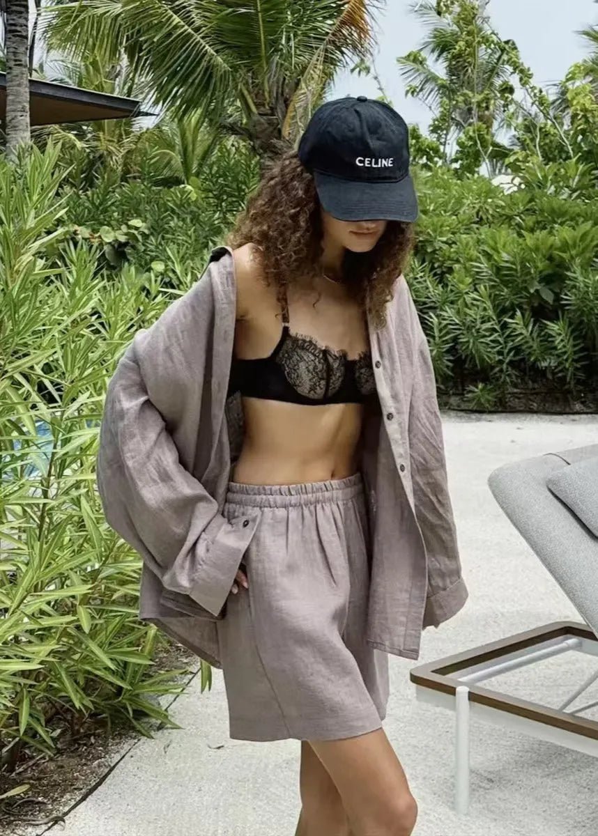 Camille-sæt med hvid bomuldsskjorte og shorts