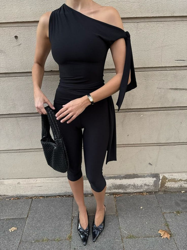 Caroline co-ord-sæt med asymmetrisk skulder og knudedetalje