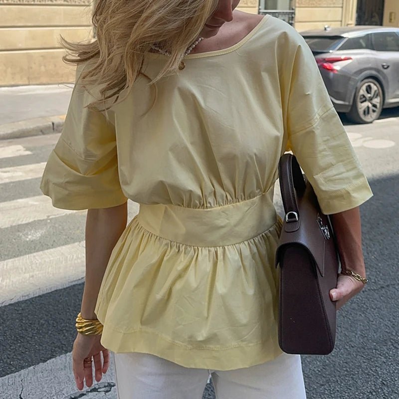 Cecile bluse med flæser og åben ryg