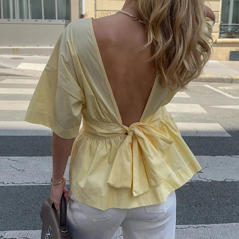 Cecile bluse med flæser og åben ryg