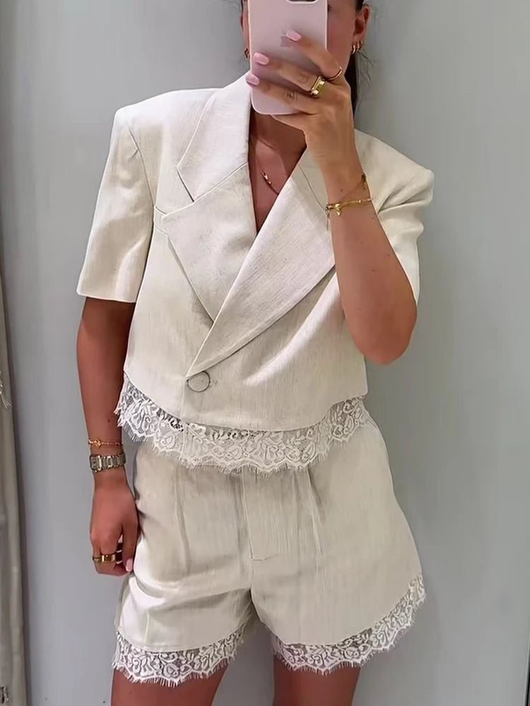 Celeste todelt shortsæt med blondedetaljer
