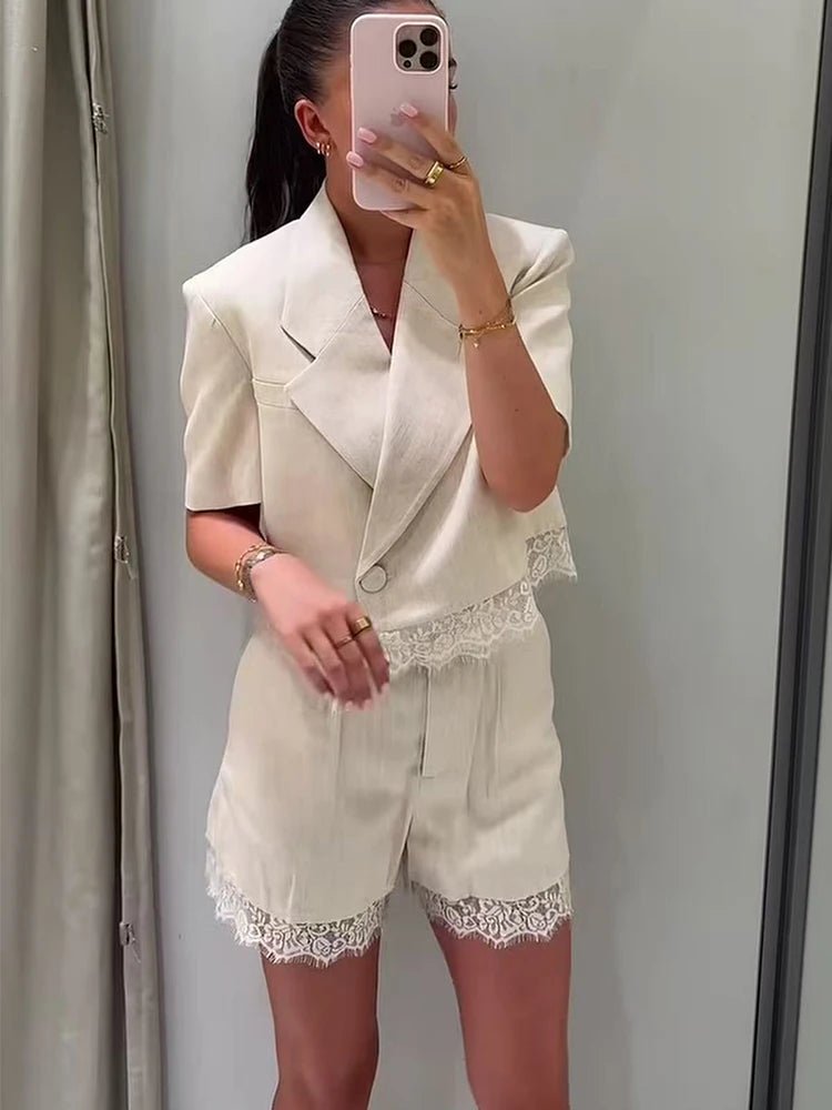 Celeste todelt shortsæt med blondedetaljer