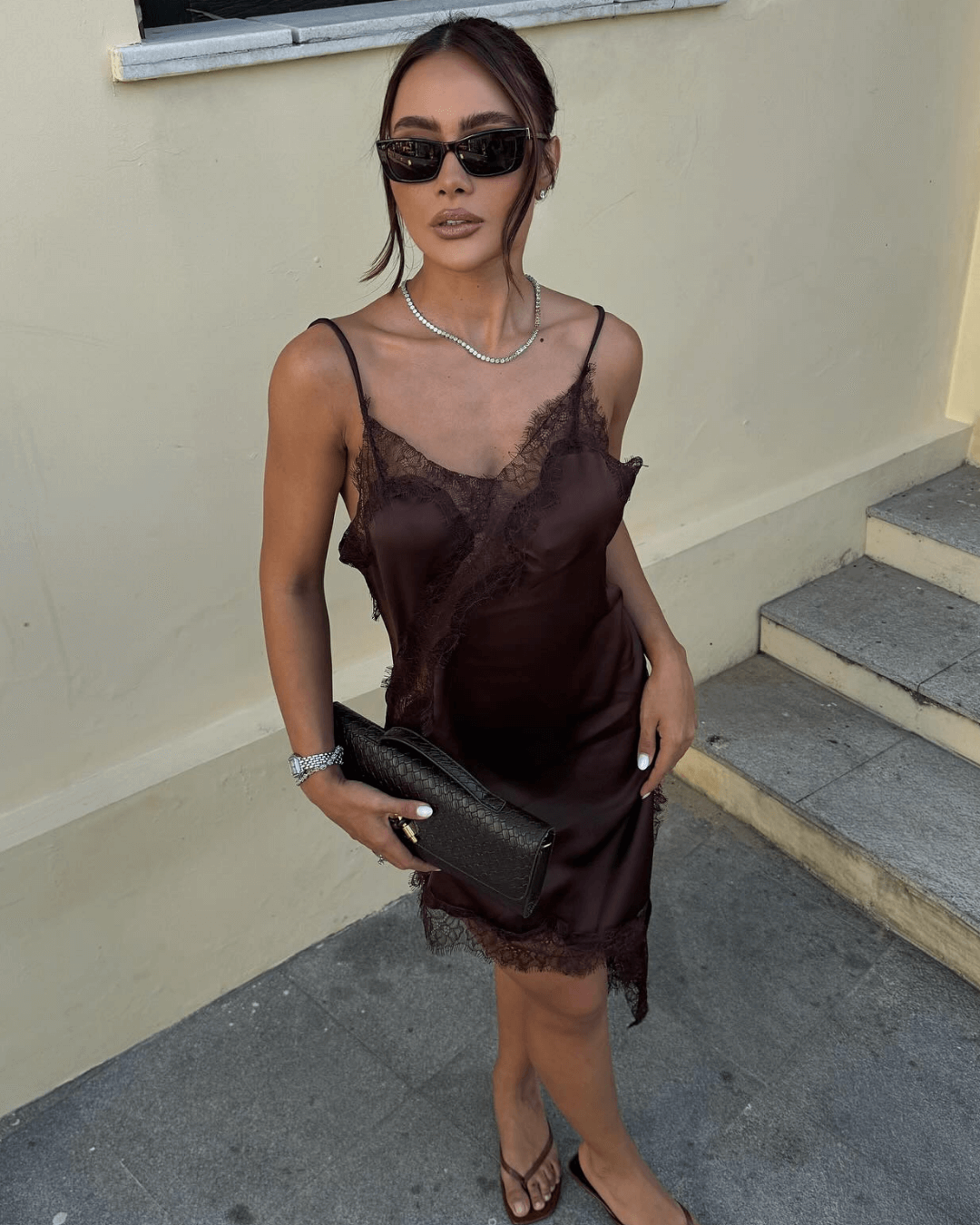 Chiara asymmetrisk midikjole i satin med blonder