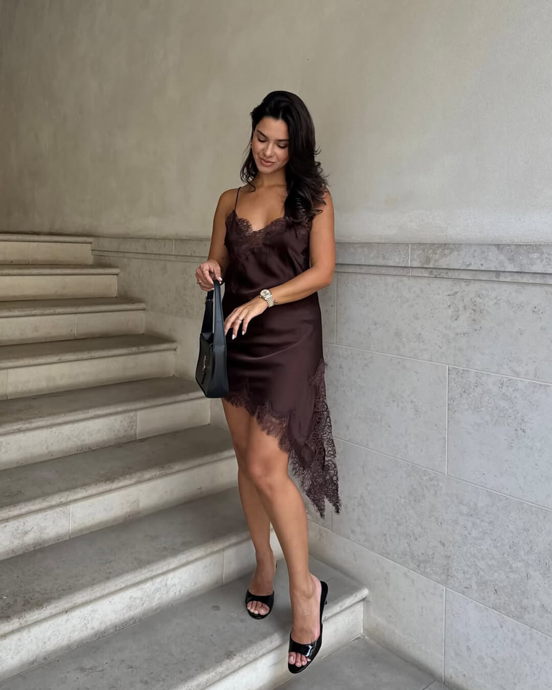 Chiara asymmetrisk midikjole i satin med blonder