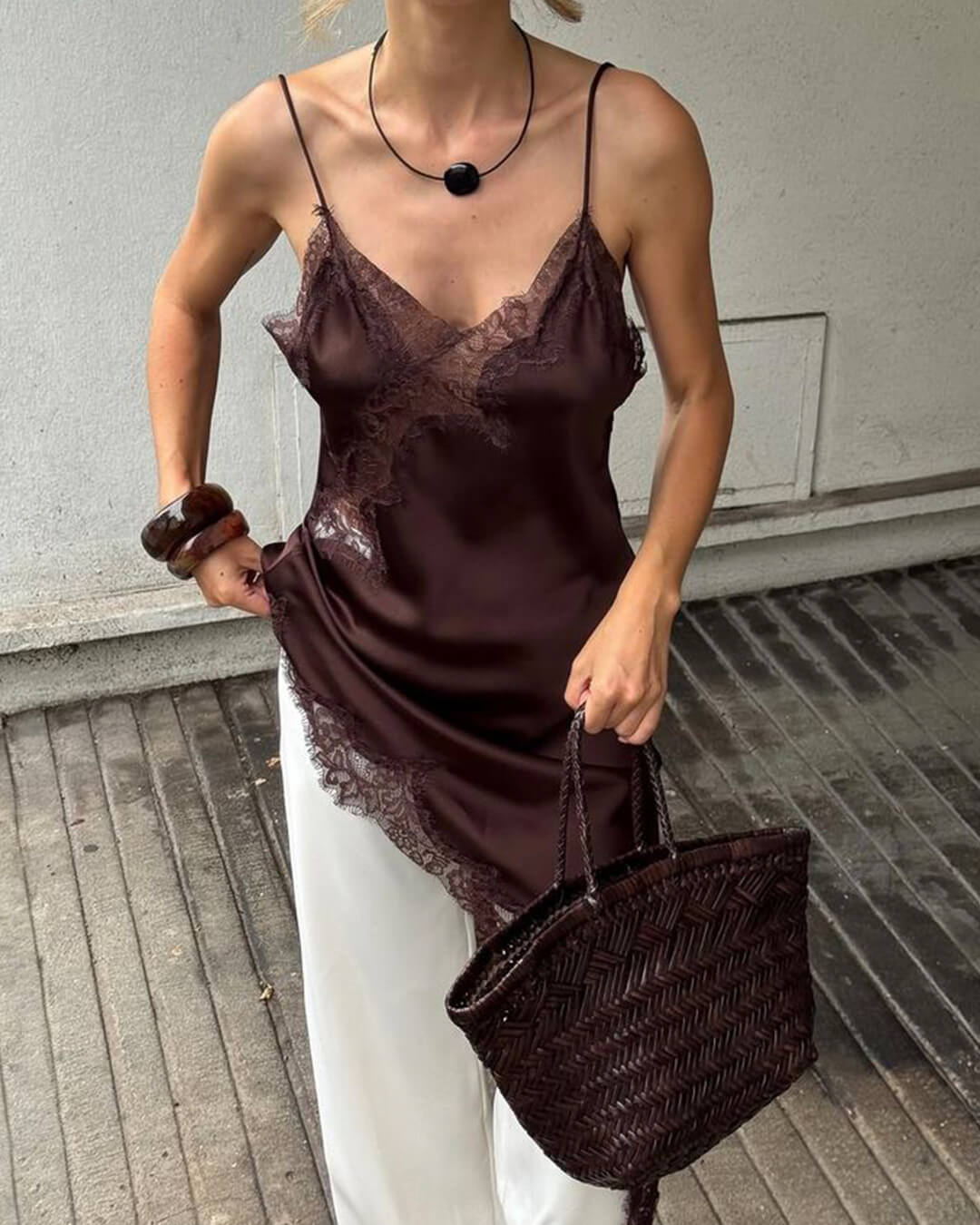 Chiara asymmetrisk midikjole i satin med blonder