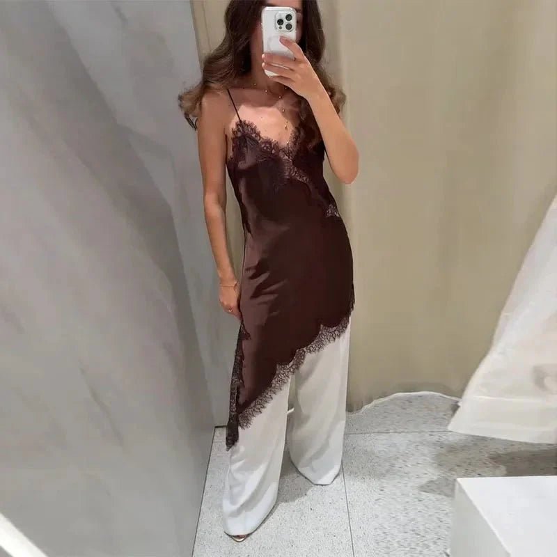 Chiara asymmetrisk midikjole i satin med blonder