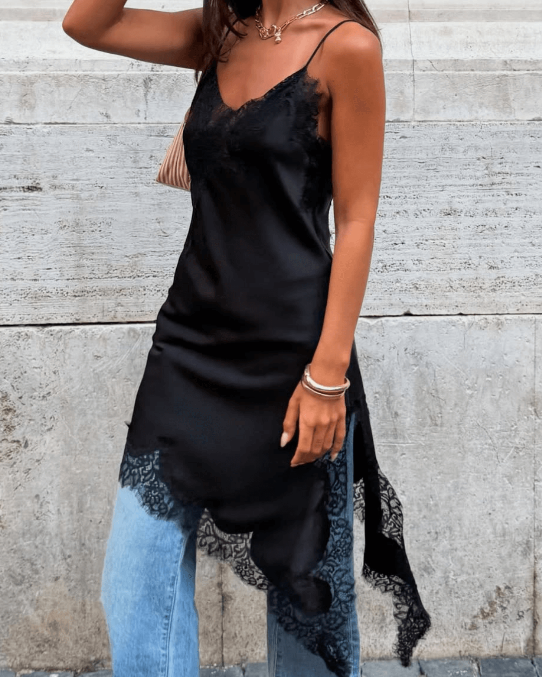 Chiara asymmetrisk midikjole i satin med blonder
