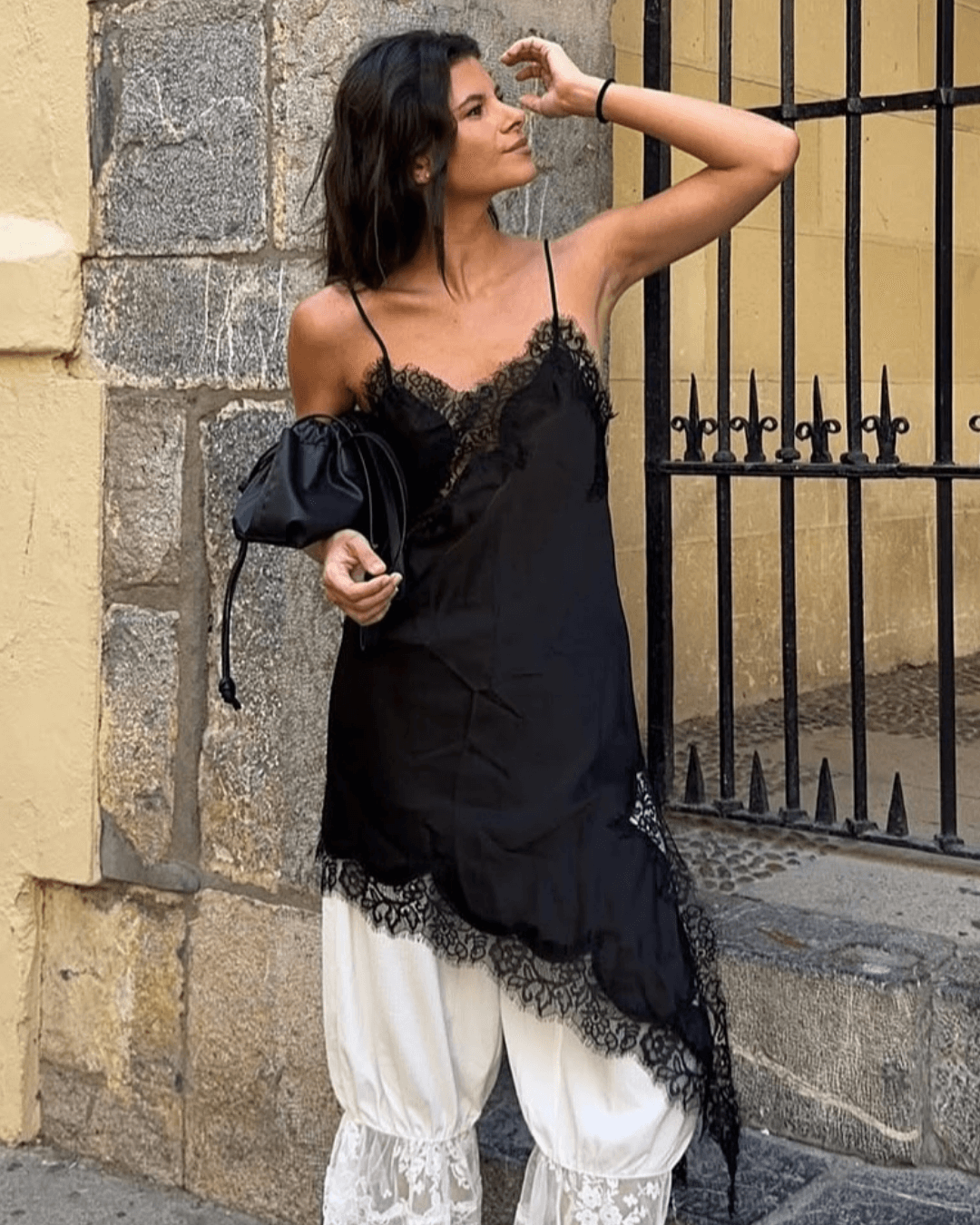 Chiara asymmetrisk midikjole i satin med blonder