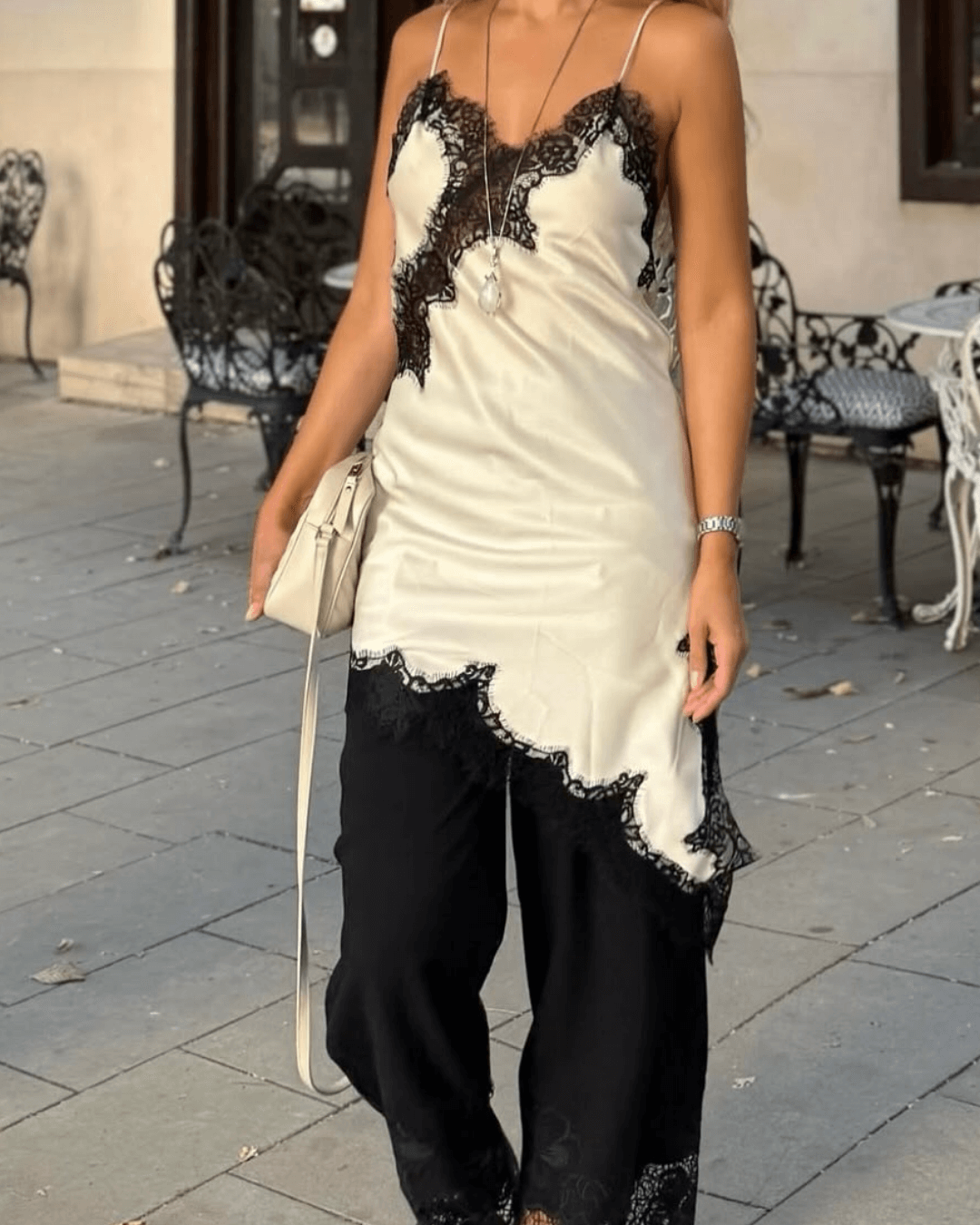Chiara asymmetrisk midikjole i satin med blonder