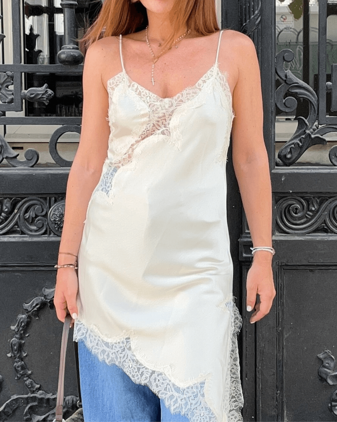 Chiara asymmetrisk midikjole i satin med blonder