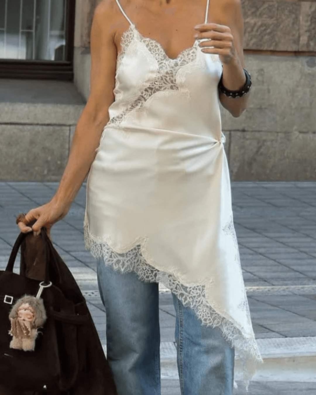 Chiara asymmetrisk midikjole i satin med blonder