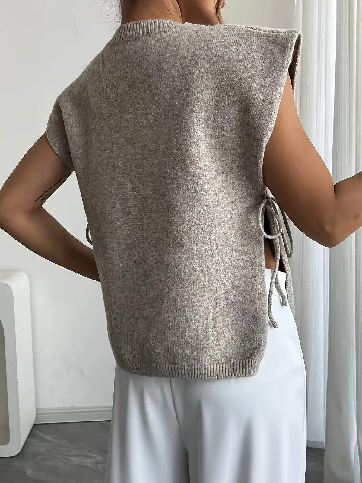 Clara strikbluse med bindebånd i siden