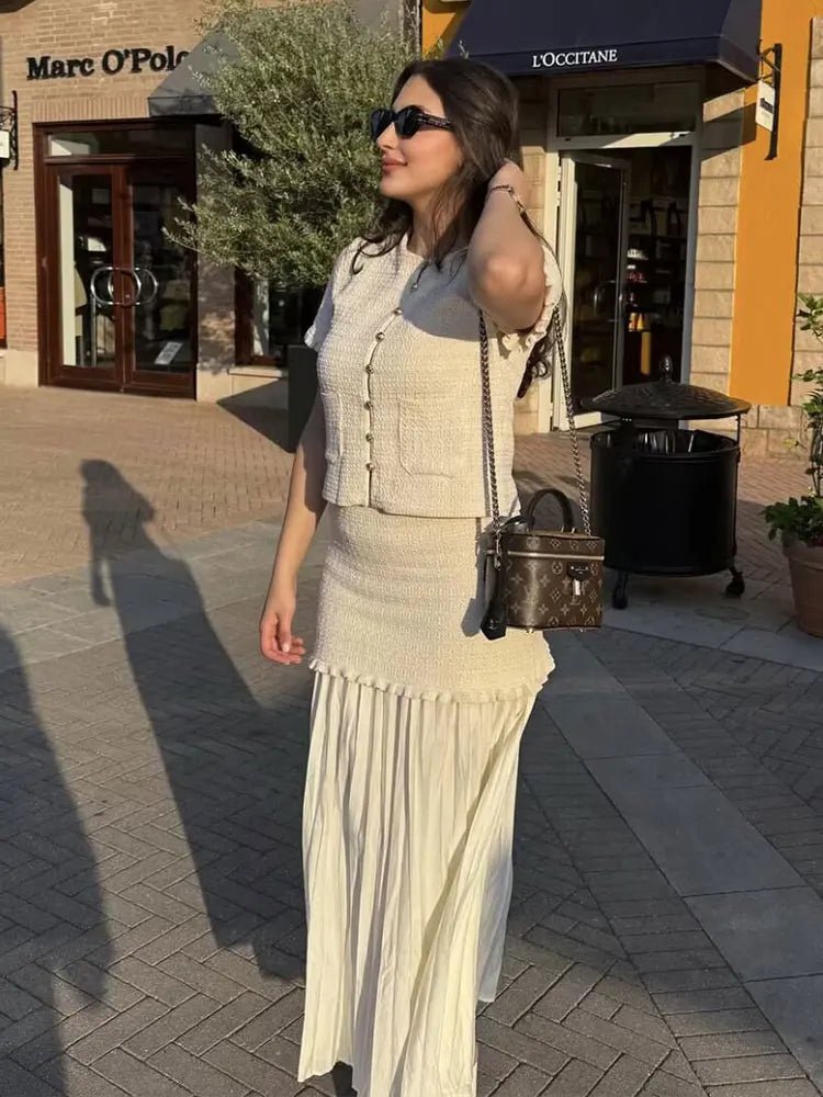 Claudia sæt med strikcamisole og plisseret nederdel