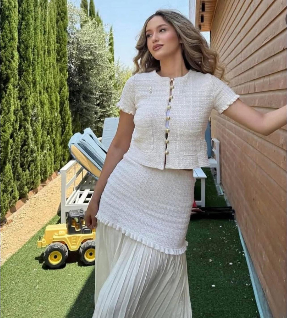 Claudia sæt med strikcamisole og plisseret nederdel