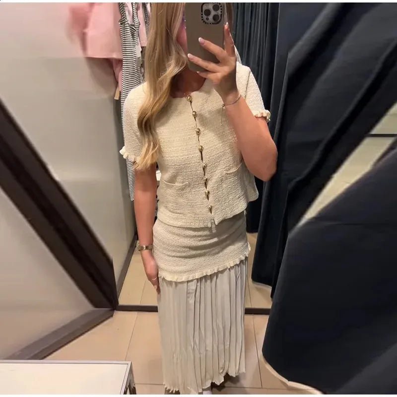 Claudia sæt med strikcamisole og plisseret nederdel