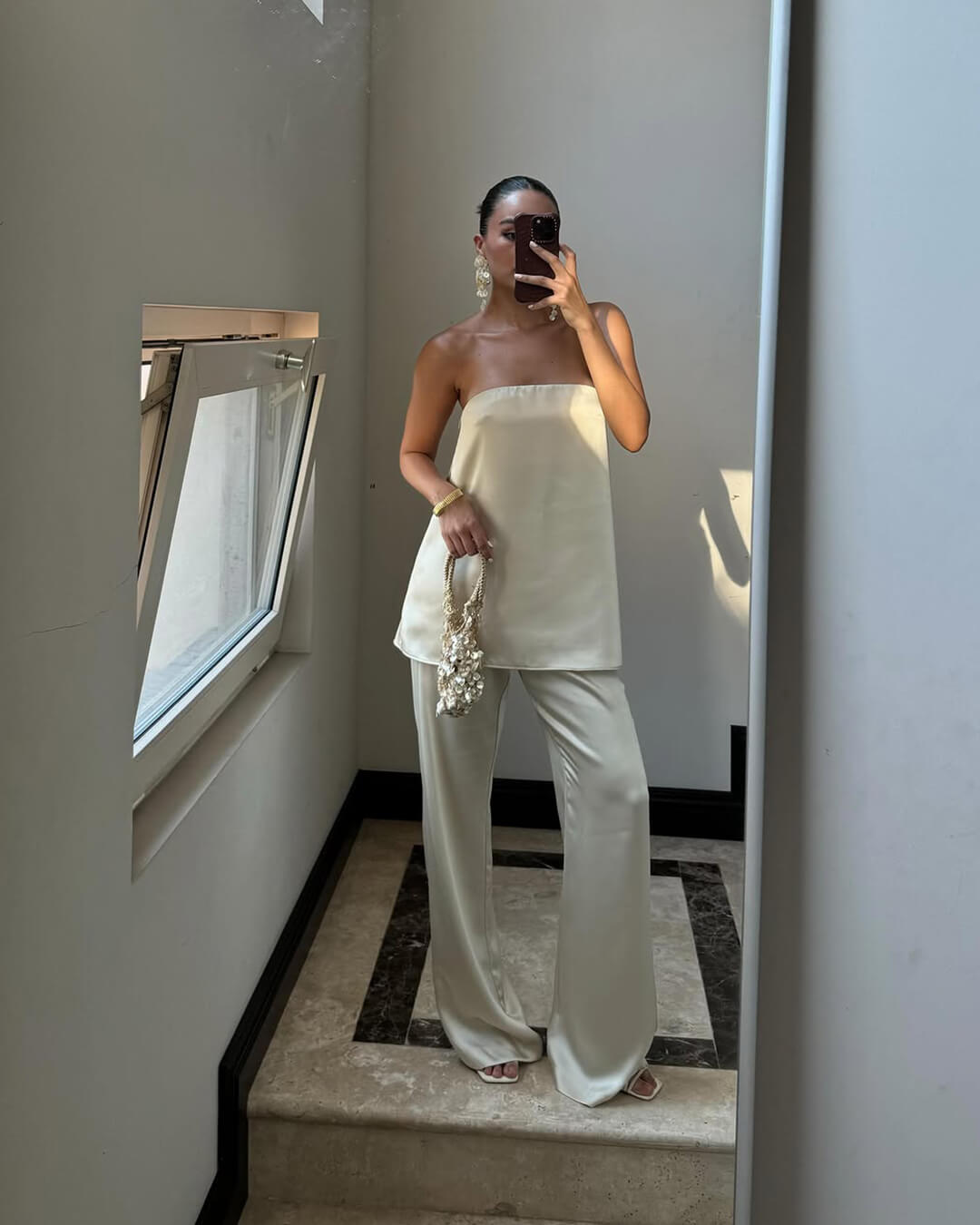 Claudine buksedragt i satin med bandeau-top