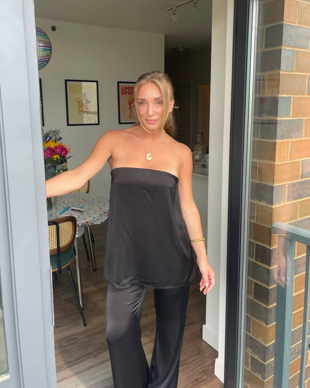 Claudine buksedragt i satin med bandeau-top