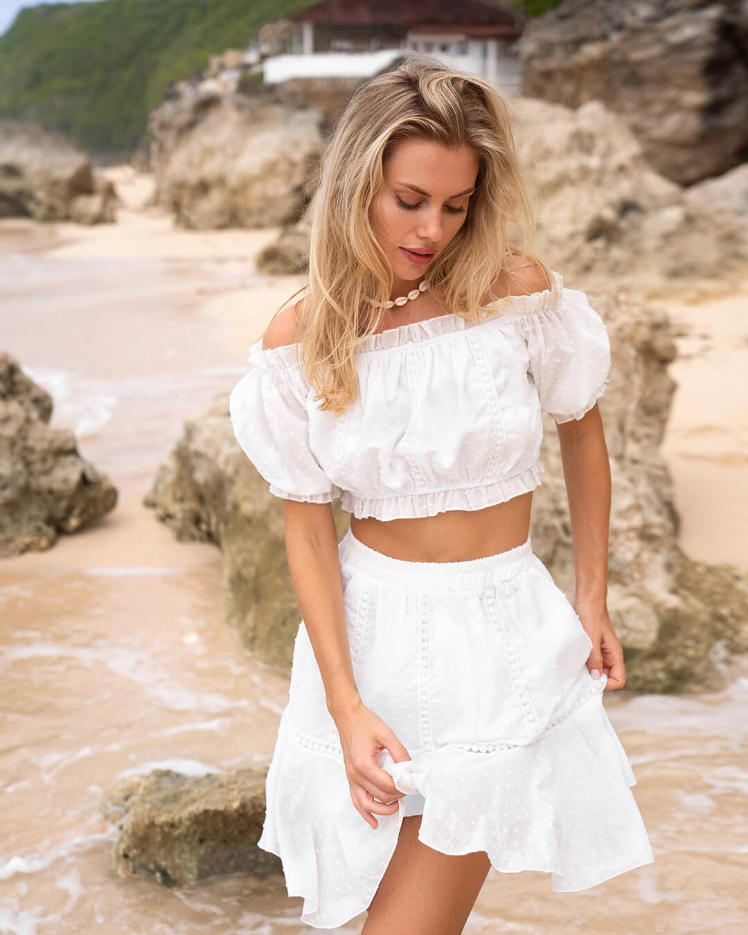 Connie sæt med crop top og nederdel i swiss dot med flæser