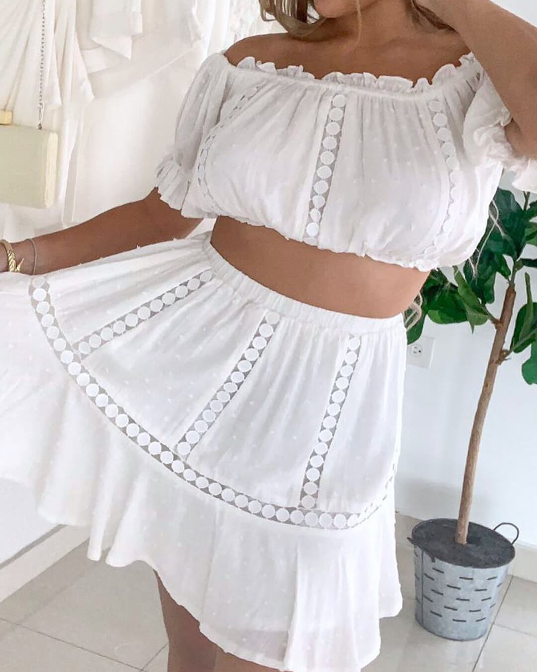 Connie sæt med crop top og nederdel i swiss dot med flæser