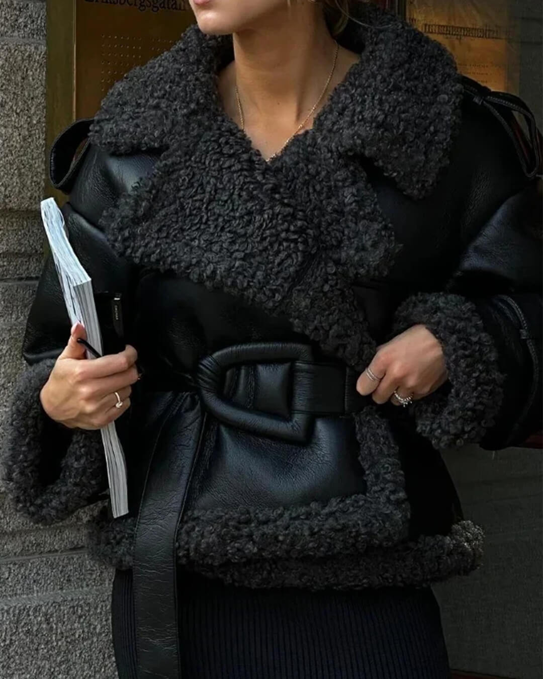 Cora kort jakke i imiteret læder med bælte