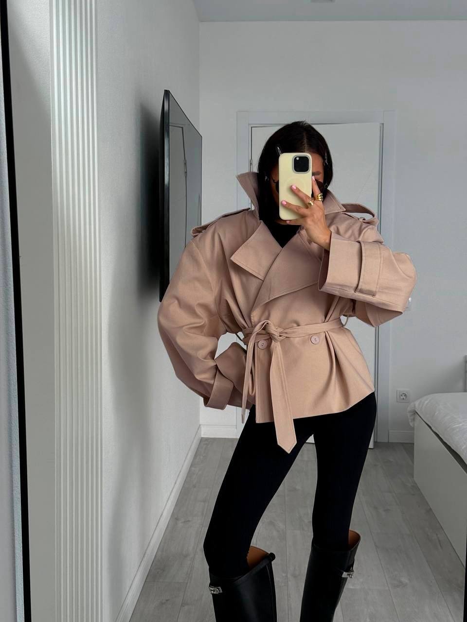 Dorothy kort trenchcoat med snøredetaljer