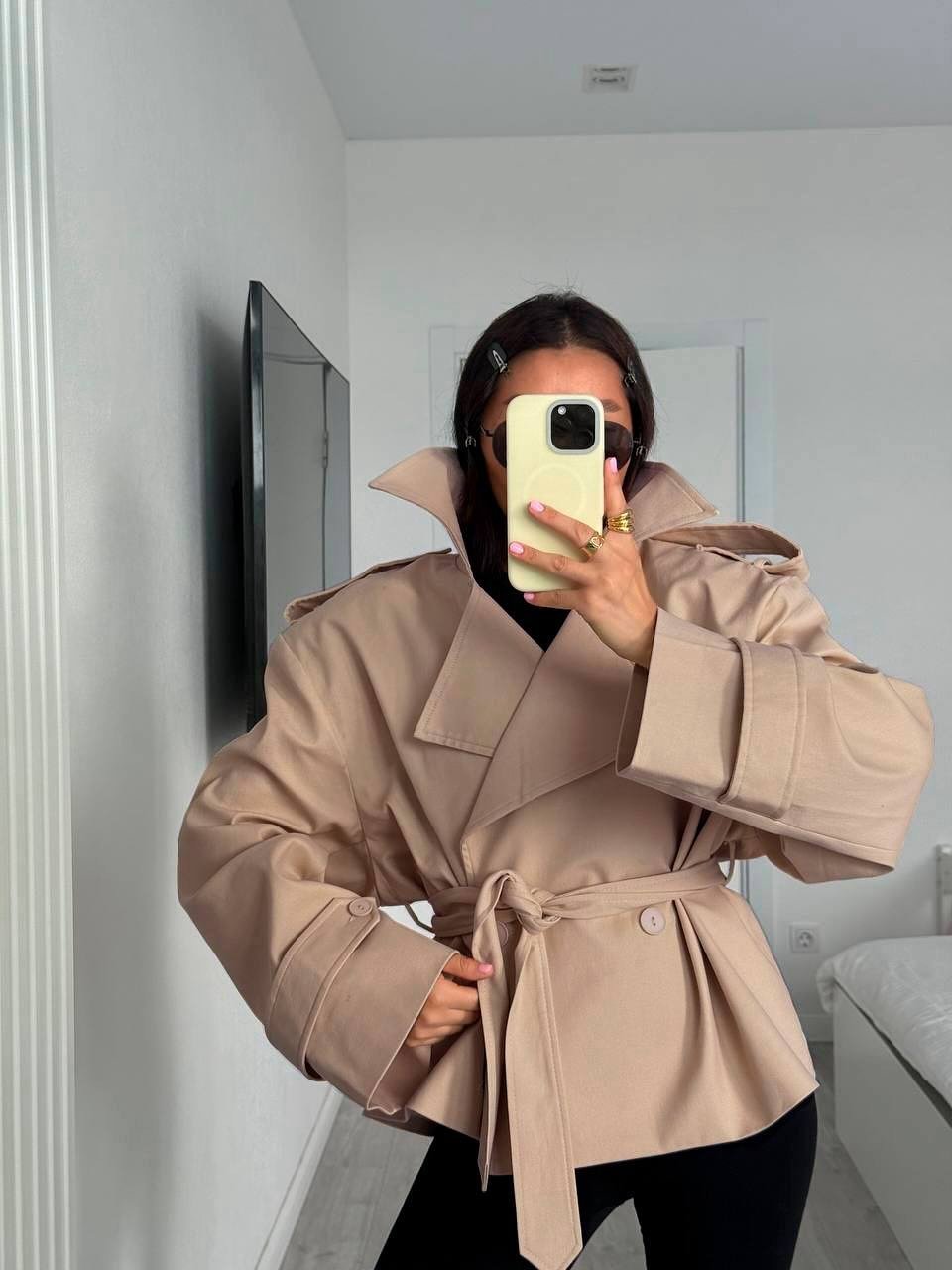 Dorothy kort trenchcoat med snøredetaljer