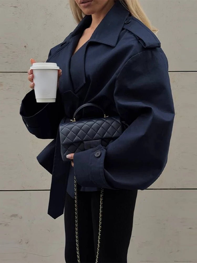 Dorothy kort trenchcoat med snøredetaljer