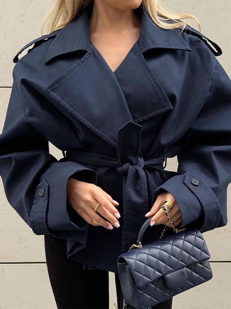 Dorothy kort trenchcoat med snøredetaljer