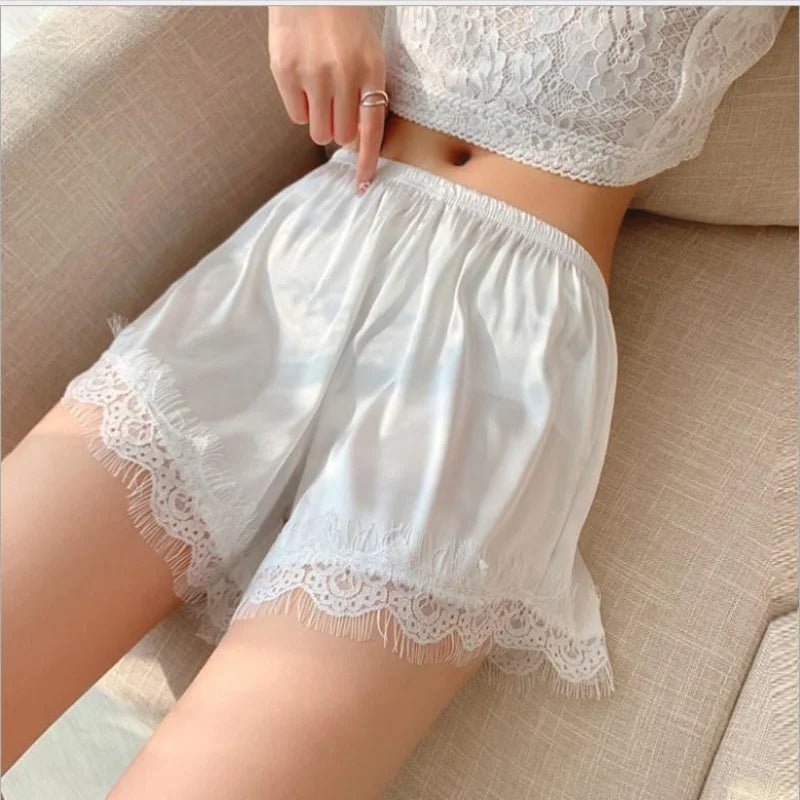 Elaine minis shorts i satin med blondekant