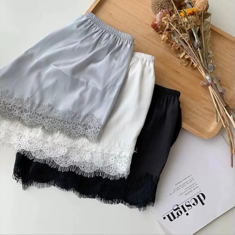 Elaine minis shorts i satin med blondekant