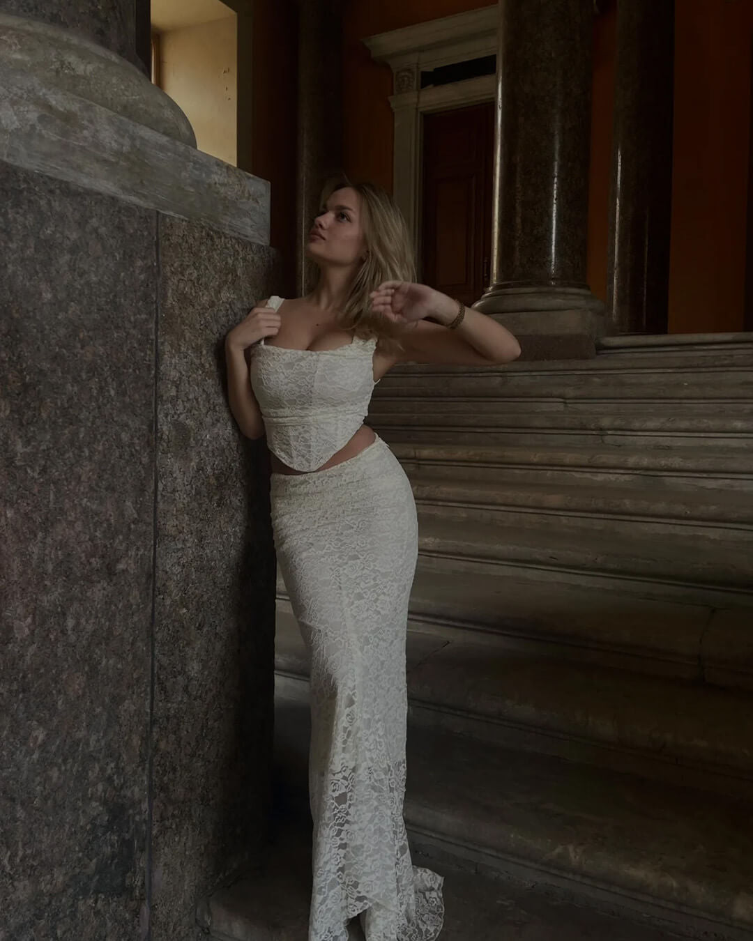 Esmeralda maxinederdelssæt i blonde