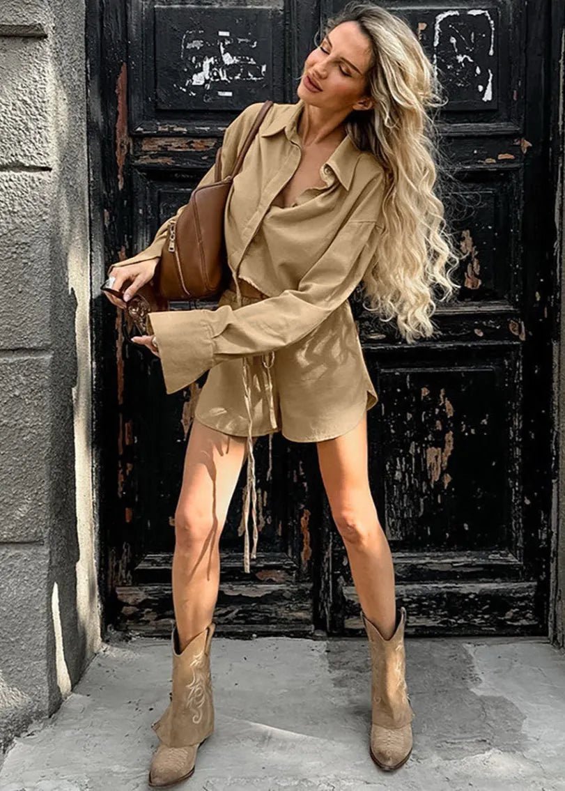 Gabrielle-sæt med kort skjorte og shorts med snørelukning
