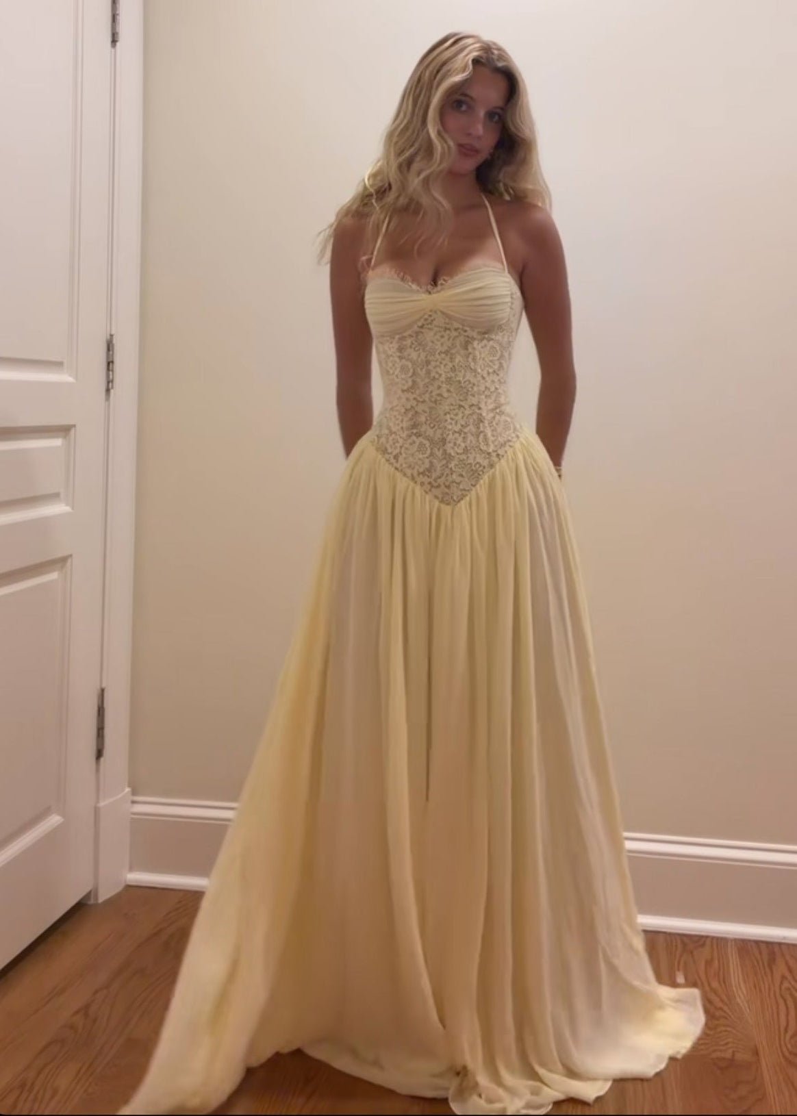 Gloria maxi-kjole med halterneck og korsetdetaljer